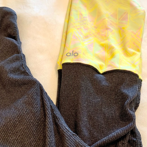 ALO YOGA Goddess Ruched Full Leggings Length Yellow Geometric Print Womens Sz XS - Picture 4 of 13